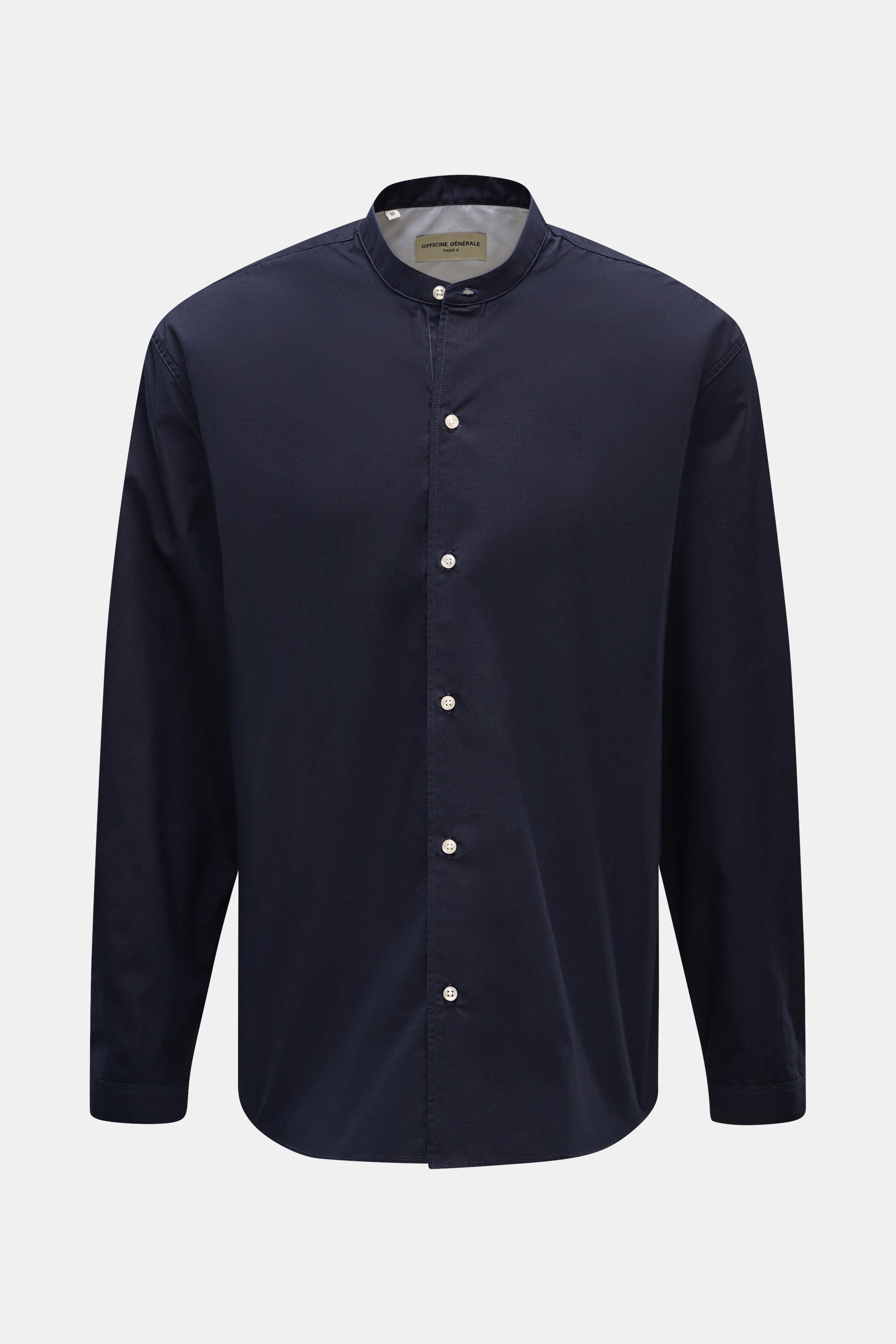 Frontale Nahaufnahme des Officine Générale Casual Hemd 'Jahlan' Grandad-Kragen navy aus weicher Baumwoll-Popeline mit französischer Knopfleiste.