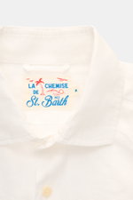 Nahaufnahme des weißen MC2 Saint Barth Leinenhemds 'Pamplona' Haifisch-Kragen, Slim Fit, weicher Griff, französische Knopfleiste.