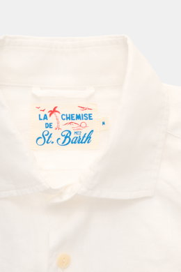 Nahaufnahme des weißen MC2 Saint Barth Leinenhemds 'Pamplona' Haifisch-Kragen, Slim Fit, weicher Griff, französische Knopfleiste.