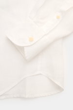Nahaufnahme der Manschette des MC2 Saint Barth Leinenhemd 'Pamplona' Haifisch-Kragen weiß, Slim Fit aus weichem Leinen, gerundeter Saum, tonales Stitching.