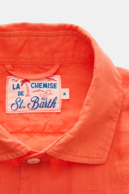 Close-up front view of MC2 Saint Barth Leinenhemd 'Pamplona' Haifisch-Kragen orange linen shirt collar with label. <p>MC2 SAINT BARTH liefert mit diesem luftig leichten Hemd aus reinem Leinen ein perfektes Piece für einen legeren Sommerlook.</p>
<ul>
<li>