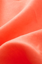 Close-up front view of vibrant orange linen fabric showing texture and weave of MC2 Saint Barth Leinenhemd 'Pamplona' Haifisch-Kragen orange. 

<p>MC2 SAINT BARTH liefert mit diesem luftig leichten Hemd aus reinem Leinen ein perfektes Piece für einen lege
