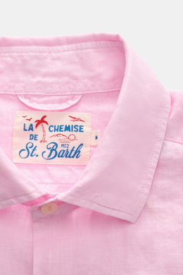 Close-up front view of MC2 Saint Barth Leinenhemd 'Pamplona' Haifisch-Kragen rosé showing the pink linen fabric and collar details.

<p>MC2 SAINT BARTH liefert mit diesem luftig leichten Hemd aus reinem Leinen ein perfektes Piece für einen legeren Sommerl