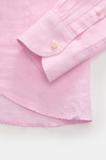 Close-up top view of the cuff and rounded hem of the MC2 Saint Barth Leinenhemd 'Pamplona' Haifisch-Kragen rosé, a slim fit pink linen shirt with soft texture, French placket, classic sport cuff, back waist darts, and tonal side seam stitching. <p>MC2 SAI