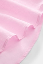 Close-up of the soft pink fabric of the MC2 Saint Barth Leinenhemd 'Pamplona' Haifisch-Kragen rosé, showing linen texture and stitching.

<p>MC2 SAINT BARTH liefert mit diesem luftig leichten Hemd aus reinem Leinen ein perfektes Piece für einen legeren So