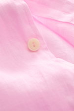 Close-up of the MC2 Saint Barth Leinenhemd 'Pamplona' Haifisch-Kragen rosé showing fabric texture and button from a top-front perspective.

<p>MC2 SAINT BARTH liefert mit diesem luftig leichten Hemd aus reinem Leinen ein perfektes Piece für einen legeren 
