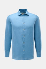Front view of MC2 Saint Barth Leinenhemd 'Pamplona' Haifisch-Kragen rauchblau, a slim fit linen shirt with soft texture, shark collar, French placket, sport cuffs, back waist darts, rounded hem, and tonal side seam stitching, perfect for a casual summer l