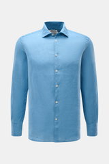 Front view of MC2 Saint Barth Leinenhemd 'Pamplona' Haifisch-Kragen rauchblau, a slim fit linen shirt with soft texture, shark collar, French placket, sport cuffs, back waist darts, rounded hem, and tonal side seam stitching, perfect for a casual summer l