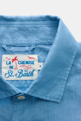 Close-up view of the collar and label of the MC2 Saint Barth Leinenhemd 'Pamplona' Haifisch-Kragen rauchblau, a slim fit, soft-grip linen shirt in canvas weave, photographed from the front top perspective. <p>MC2 SAINT BARTH liefert mit diesem luftig leic