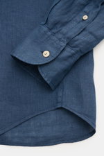 Nahaufnahme des MC2 Saint Barth Leinenhemds 'Pamplona' Haifisch-Kragen graublau mit Slim Fit, weichem Griff und klassischer Sportmanschette.