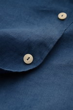 Nahaufnahme des MC2 Saint Barth Leinenhemds 'Pamplona' Haifisch-Kragen graublau mit Knöpfen, Slim Fit und feiner Leinenstruktur.