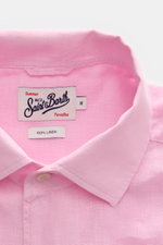 Nahaufnahme des roséfarbenen MC2 Saint Barth Popover-Leinenhemds 'Raphael' mit Haifisch-Kragen, französischer Knopfleiste, Regular Fit und materialtypischer Struktur, fotografiert von vorne oben.