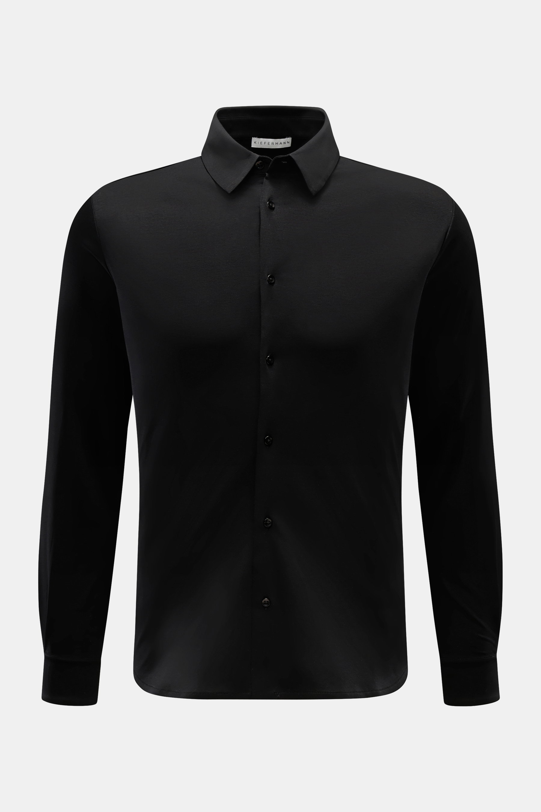 Schwarz frontal fotografiertes Kiefermann Jersey-Hemd 'Pius' Kent-Kragen schwarz aus mercerisierter Baumwolle mit Extra Slim Fit, Glanz, Kent-Kragen.