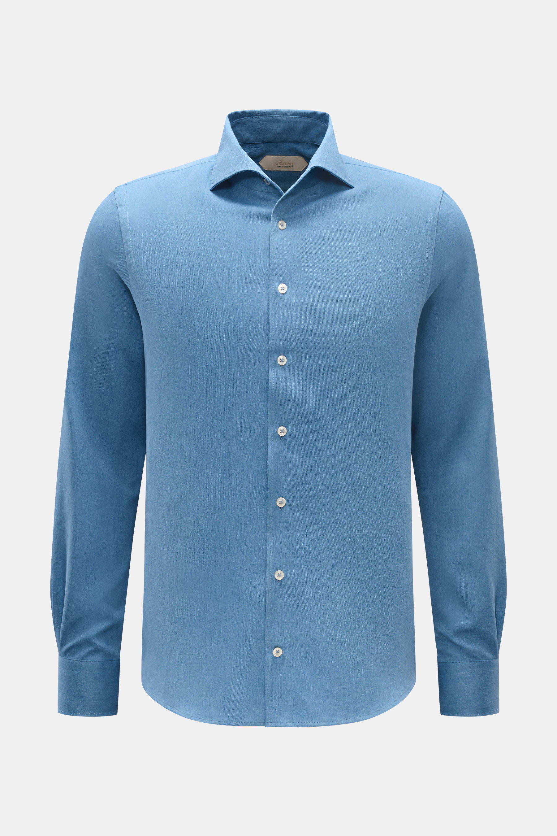 Frontale Nahaufnahme des rauchblauen Aurélien Casual Hemd Haifisch-Kragen aus robustem Baumwoll-Twill, Slim Fit, mit französischer Knopfleiste.