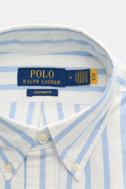 Nahaufnahme des Polo Ralph Lauren Casual Hemd Button-Down-Kragen blau/weiß gestreift, Slim Fit, weiche reine Baumwolle, leichte Qualität, mit Logo-Stickerei, Rückenpasse und gerundetem Saum, von oben fotografiert.