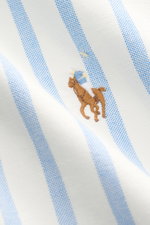 Nahaufnahme des Polo Ralph Lauren Casual Hemd Button-Down-Kragen blau/weiß gestreift, Detail der Logo-Stickerei auf feiner, weicher Baumwoll-Leinwandbindung.