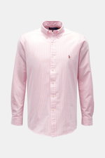 Polo Ralph Lauren Oxfordhemd Button-Down-Kragen rosé/weiß gestreift, front view, slim fit cotton shirt with soft touch, classic sports cuffs, multicolored stitching, and rounded hem.

<p>Zeitloser Allrounder: Das Oxford-Hemd von POLO RALPH LAUREN verbinde