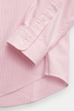 Close-up view of the Polo Ralph Lauren Oxfordhemd Button-Down-Kragen rosé/weiß gestreift sleeve and curved hem, showing slim fit, multicolor stitching, and soft cotton fabric.

<p>Zeitloser Allrounder: Das Oxford-Hemd von POLO RALPH LAUREN verbindet klass
