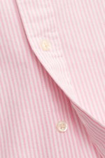 Close-up front view of Polo Ralph Lauren Oxfordhemd Button-Down-Kragen rosé/weiß gestreift with fine pink and white stripes and buttons.

<p>Zeitloser Allrounder: Das Oxford-Hemd von POLO RALPH LAUREN verbindet klassisches Streifenmuster mit einer klaren,