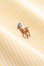 Nahaufnahme des Polo Ralph Lauren Oxford-Hemd Button-Down-Kragen gelb/weiß gestreift mit mehrfarbigem Polo-Reiter-Stitching auf Oxford-Baumwollstoff.