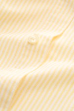 Polo Ralph Lauren Oxford-Hemd Button-Down-Kragen gelb/weiß gestreift, Detailaufnahme von Knopf und Struktur aus reiner Baumwolle.
