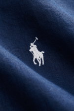 Nahaufnahme des weißen Polo-Stitching auf dem Polo Ralph Lauren Leinenhemd Button-Down-Kragen türkis aus reiner, leichter, luftiger Leinenqualität mit typischer Struktur.