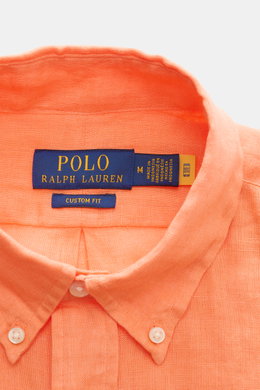 Nahaufnahme des Polo Ralph Lauren Leinenhemd Button-Down-Kragen orange aus reiner Leinenstruktur, Frontansicht mit Knopfleiste.