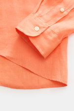 Nahaufnahme des Polo Ralph Lauren Leinenhemd Button-Down-Kragen orange, Detailansicht Manschette und Saum, reines Leinen, Slim Fit, typische Struktur.