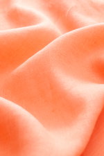 Polo Ralph Lauren Leinenhemd Button-Down-Kragen orange, Detailaufnahme der leichten, luftigen Leinenstruktur in Nahaufnahme mit typischer Materialstruktur.