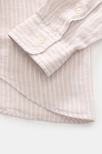 Nahaufnahme eines beige/weiß gestreiften Polo Ralph Lauren Leinenhemd Button-Down-Kragen, Slim Fit, mit weichem Griff und gerundetem Saum, fotografiert von oben.