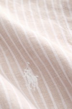 Polo Ralph Lauren Leinenhemd Button-Down-Kragen beige/weiß gestreift, Detailaufnahme Stoffstruktur mit Logo-Stickerei in Leinwandbindung, Slim Fit.