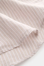 Polo Ralph Lauren Leinenhemd Button-Down-Kragen beige/weiß gestreift in Nahaufnahme, detailreich gewebt mit weichem Griff und gerundetem Saum.