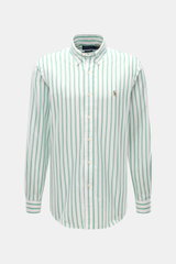 Polo Ralph Lauren Casual Hemd Button-Down-Kragen grün/weiß gestreift, Slim Fit, weiche Baumwolle, Rückenpasse mit Quetschfalte, Frontansicht.