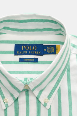 Nahaufnahme des Polo Ralph Lauren Casual Hemd Button-Down-Kragen grün/weiß gestreift von oben, feine Baumwollqualität, weicher Griff, Slim Fit.