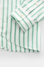 Nahaufnahme des Polo Ralph Lauren Casual Hemd Button-Down-Kragen grün/weiß gestreift von oben, zeigt Slim Fit, weiche Baumwoll-Leinwandbindung, Knopfleiste und gerundeten Saum.