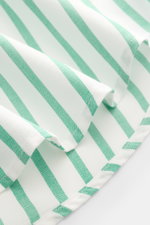 Polo Ralph Lauren Casual Hemd Button-Down-Kragen grün/weiß gestreift, Detailaufnahme von Stoff mit Leinwandbindung, weicher Griff, Slim Fit, gerundeter Saum.