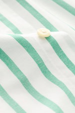 Polo Ralph Lauren Casual Hemd Button-Down-Kragen grün/weiß gestreift, Nahaufnahme von Knopf und Leinwandbindung aus Baumwolle mit feiner Struktur.