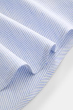 Nahaufnahme des Polo Ralph Lauren Oxford-Hemd Haifisch-Kragen hellblau/weiß gestreift aus Leinen-Baumwolle, weicher Griff, Slim Fit, Streifenmuster, gerundeter Saum.