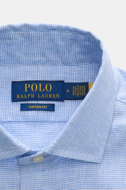 Nahaufnahme des Polo Ralph Lauren Oxford-Hemd Haifisch-Kragen hellblau/weiß kariert, fotografiert von oben, mit weichem Griff und klassischem Karomuster.