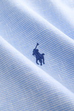 Nahaufnahme des hellblau/weiß karierten Polo Ralph Lauren Oxford-Hemd Haifisch-Kragen mit Polospieler-Stitching, weiche Leinen-Baumwolle.