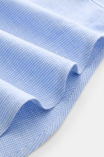 Hellblau/weiß kariertes Polo Ralph Lauren Oxford-Hemd Haifisch-Kragen, Slim Fit, weicher Griff, elastisch, Nahaufnahme der Leinen-Baumwollstruktur.