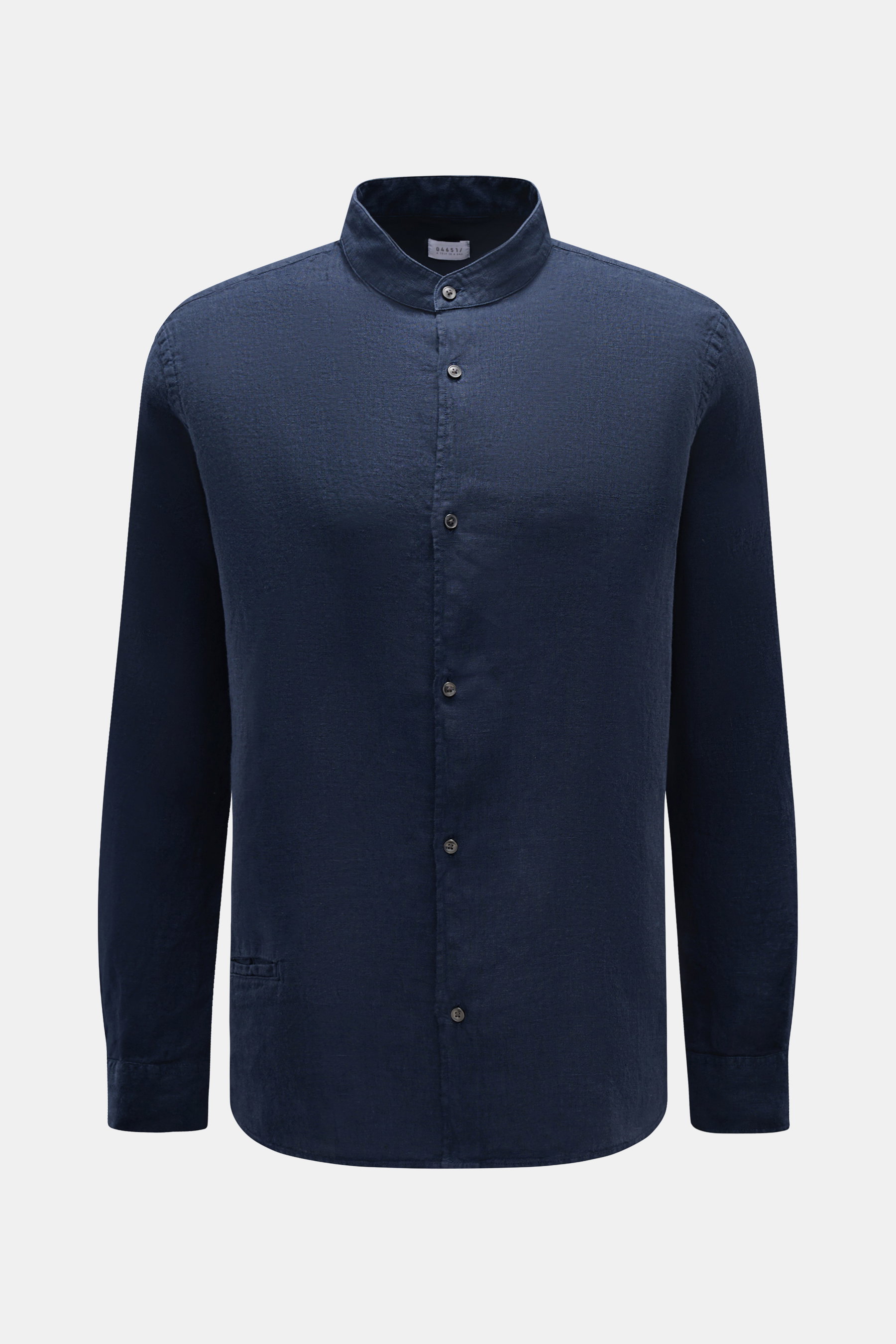 Front view of the 04651/ A trip in a bag Leinenhemd 'Linen Guru' Grandad-Kragen weiß, a navy blue linen casual shirt with soft feel, regular fit, Grandad collar, French button placket, small welt pocket, classic sport cuffs, side seam label, slightly roun