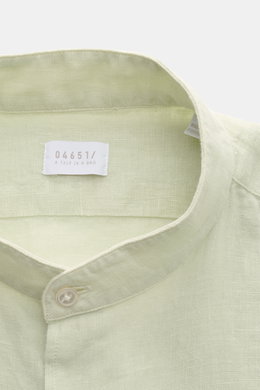 Close-up front view of 04651/ A trip in a bag Linen shirt 'Linen Guru' grandad collar pastel green made of pure linen with a soft feel. Summer for your skin: The airy casual shirt 'Linen Guru' by 04651/ A TRIP IN A BAG is made of pure linen fabric with a 