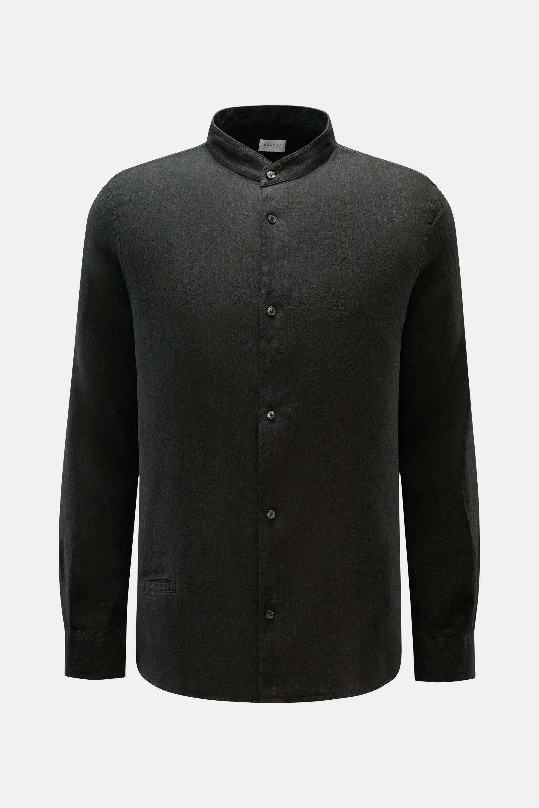Front view of the 04651/ A trip in a bag Leinenhemd 'Linen Guru' Grandad-Kragen schwarz, a black linen casual shirt with a grandad collar, French button placket, small welt pocket, classic sport cuffs, soft feel, regular fit, slightly rounded hem, and sho