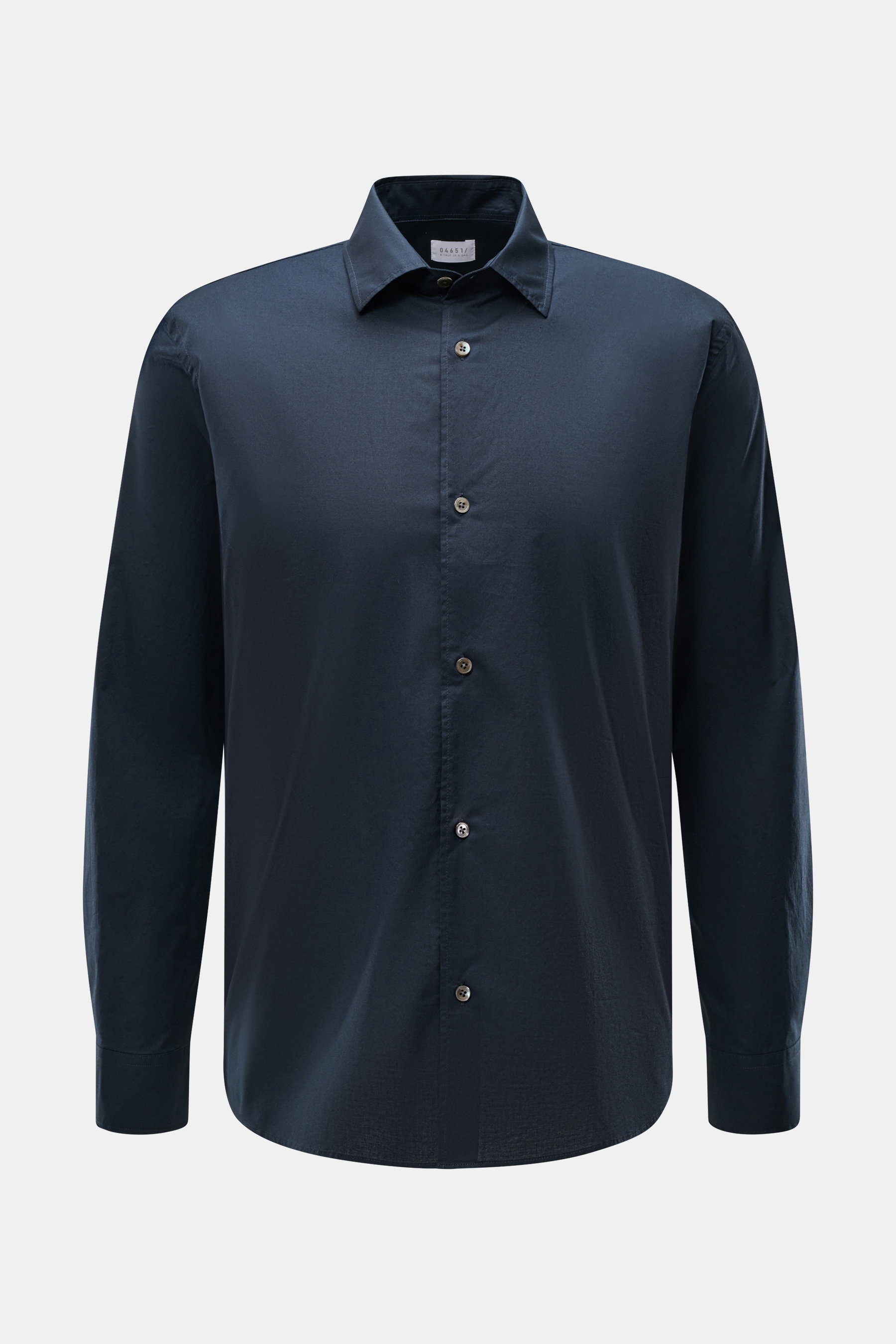 04651/ A trip in a bag Casual Hemd 'Cloudy Shirt' schmaler Kragen navy, frontale Ansicht, reine Baumwolle, leichte Qualität, Regular Fit, französische Knopfleiste, weicher Griff, sportliche Manschette, kleine Saumschlitze.