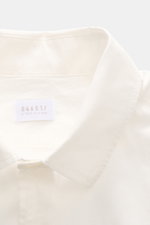 04651/ A trip in a bag Casual Hemd 'Cloudy Shirt' schmaler Kragen offwhite, Nahaufnahme von schmalem Kragen und Label, reine Baumwolle, leichte Qualität, Regular Fit, weicher Griff.
