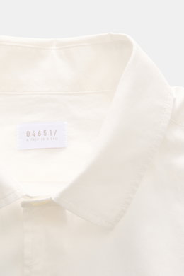 04651/ A trip in a bag Casual Hemd 'Cloudy Shirt' schmaler Kragen offwhite, Nahaufnahme von schmalem Kragen und Label, reine Baumwolle, leichte Qualität, Regular Fit, weicher Griff.