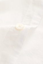 04651/ A trip in a bag Casual Hemd 'Cloudy Shirt' schmaler Kragen offwhite, Nahaufnahme Knopf, reine Baumwolle, leichte Qualität, weicher Griff.
