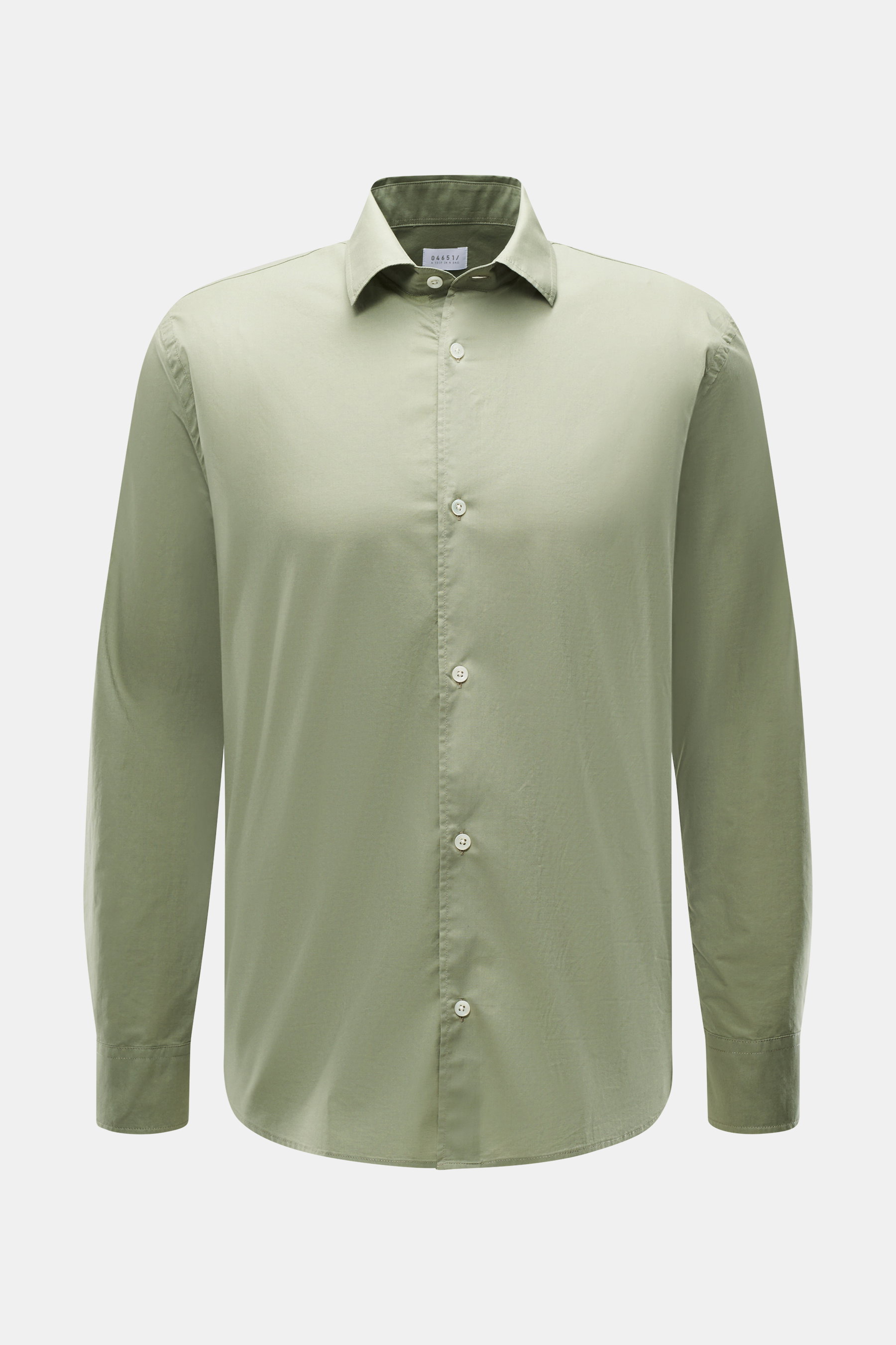 Frontale Nahaufnahme des salbeigrünen 04651/ A trip in a bag Casual Hemd 'Cloudy Shirt' mit schmalem Kragen, französischer Knopfleiste, reiner Baumwolle, Regular Fit, klassischer Sportmanschette und leicht gerundetem Saum, ideal für warme Tage durch leich