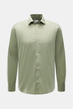 Frontale Nahaufnahme des salbeigrünen 04651/ A trip in a bag Casual Hemd 'Cloudy Shirt' mit schmalem Kragen, französischer Knopfleiste, reiner Baumwolle, Regular Fit, klassischer Sportmanschette und leicht gerundetem Saum, ideal für warme Tage durch leich